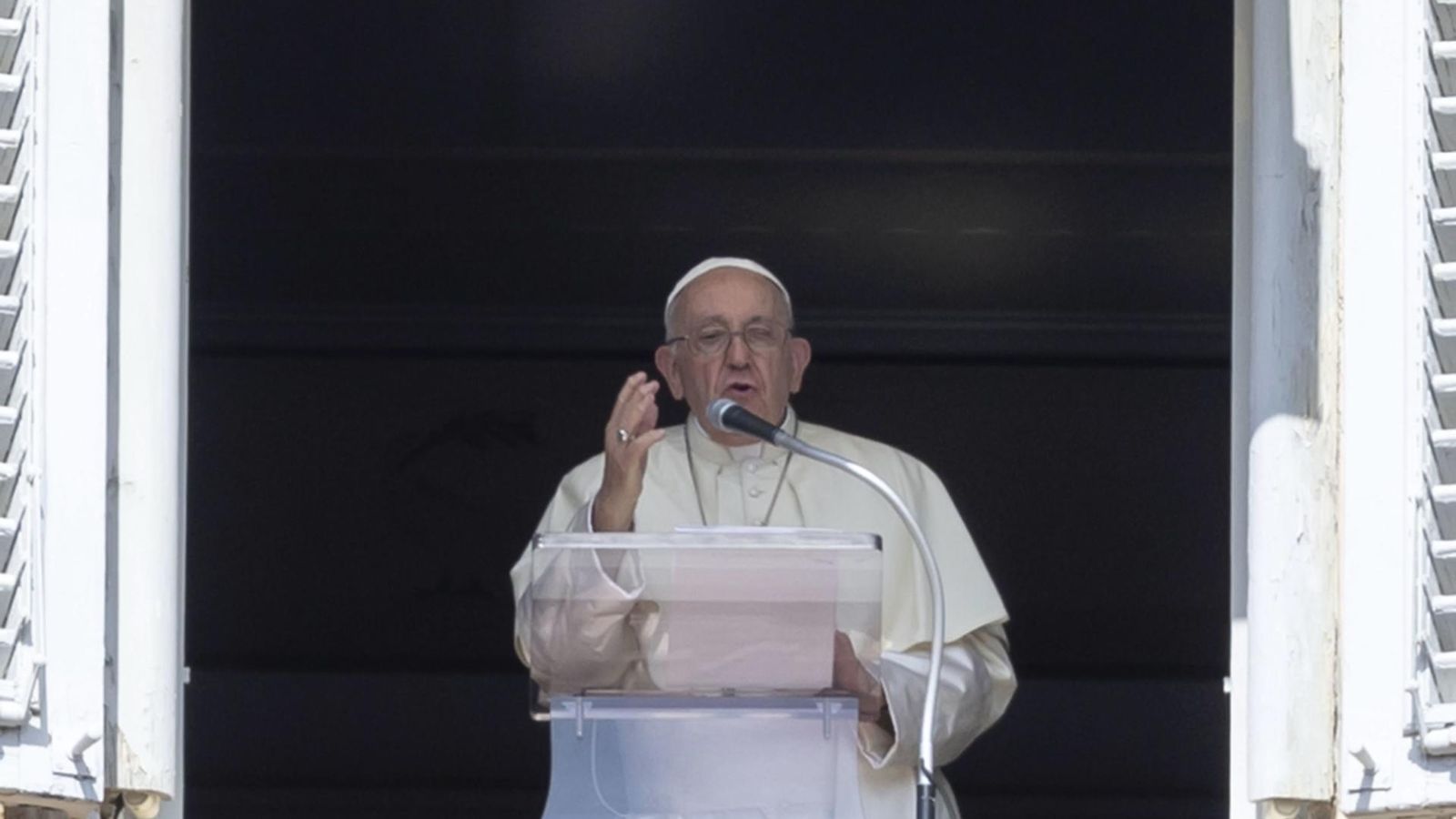 El papa Francesc pronuncia una oració en la plaça de Sant Pere, al Vaticà