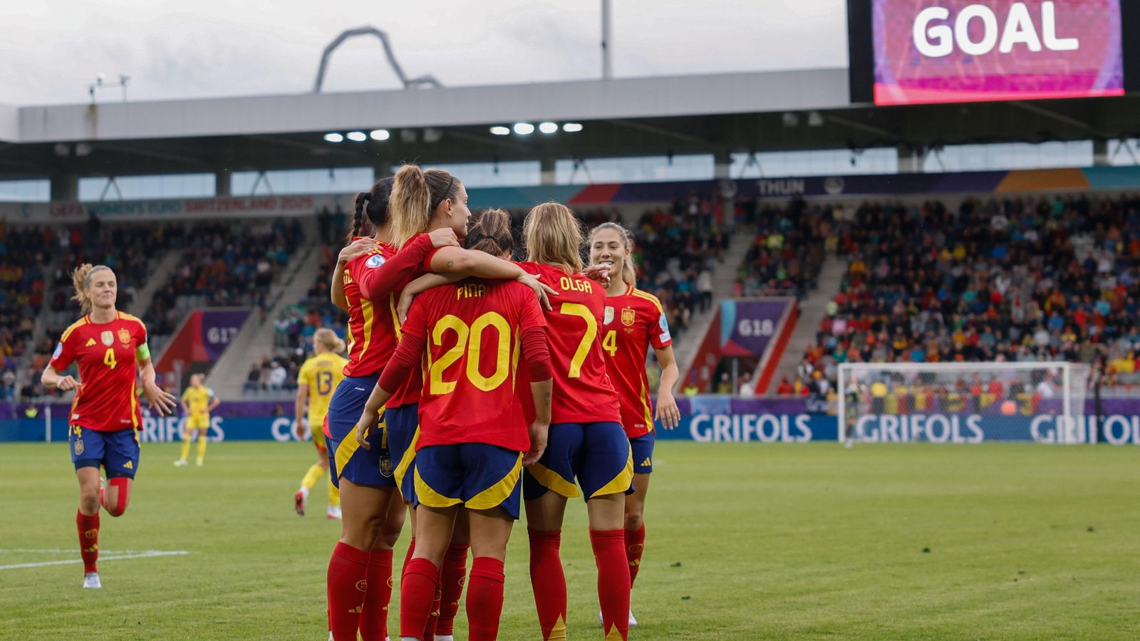 Les jugadores de la selecció espanyola celebren un gol a Thun