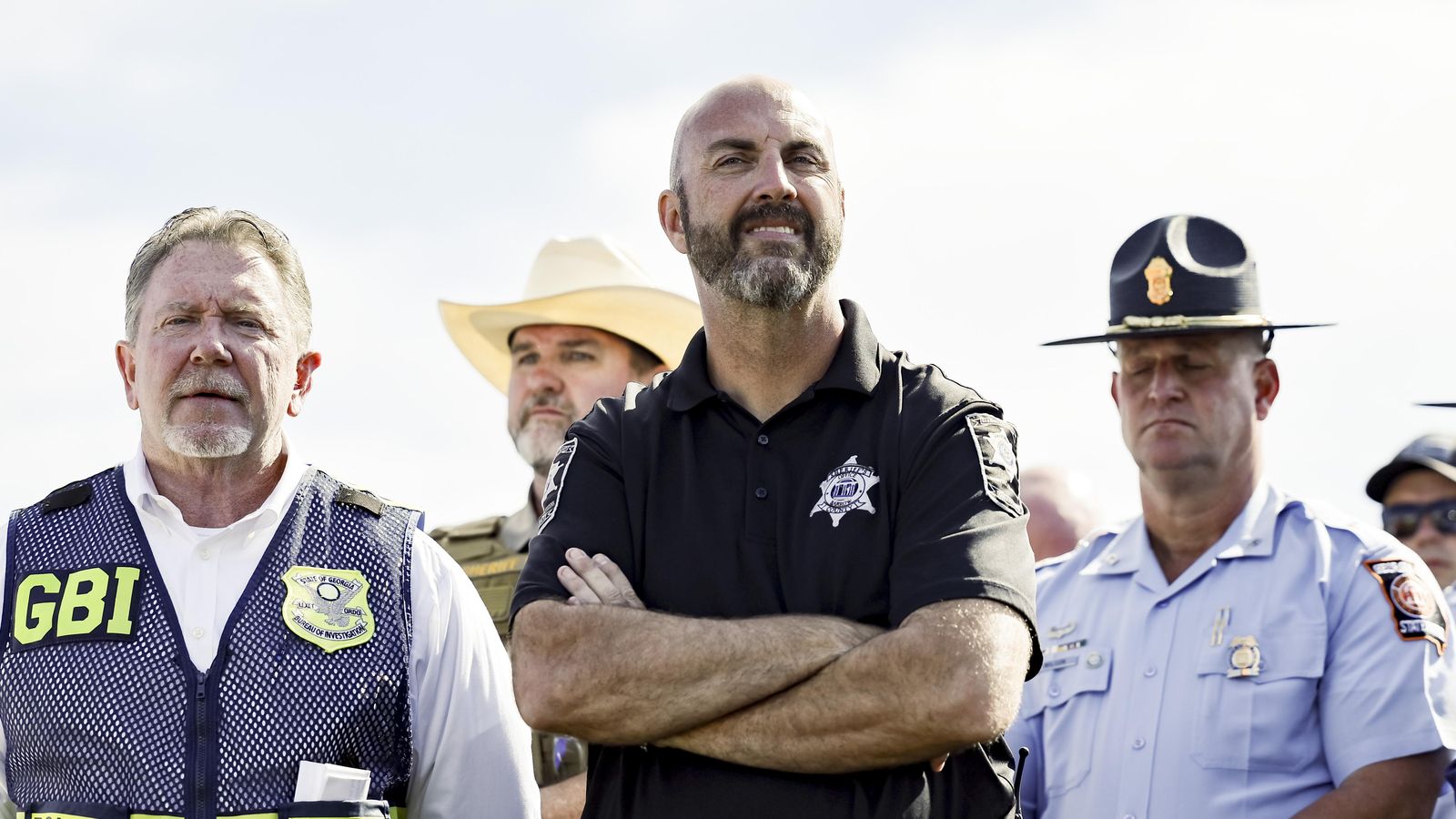 Chris Hosey (esquerra), director de l'Oficina d'Investigacions de Geòrgia, i Jud Smith (centre), xèrif del comtat de Barrow, a l'institut Apalachee en Winder, Geòrgia, els Estats Units