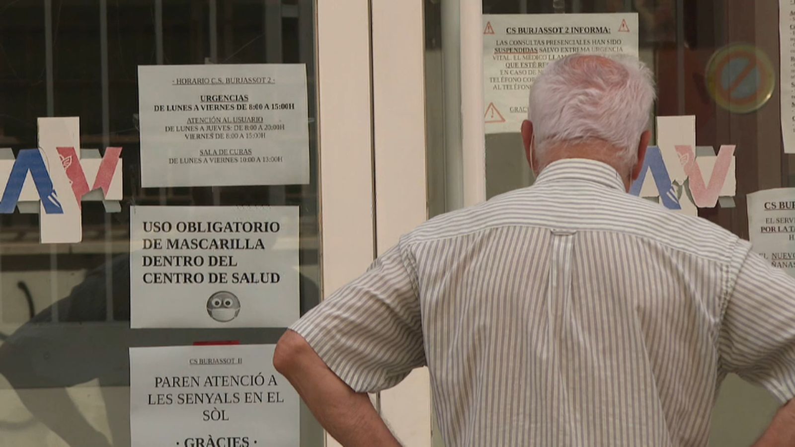 Un home, davant l'ambulatori de Burjassot