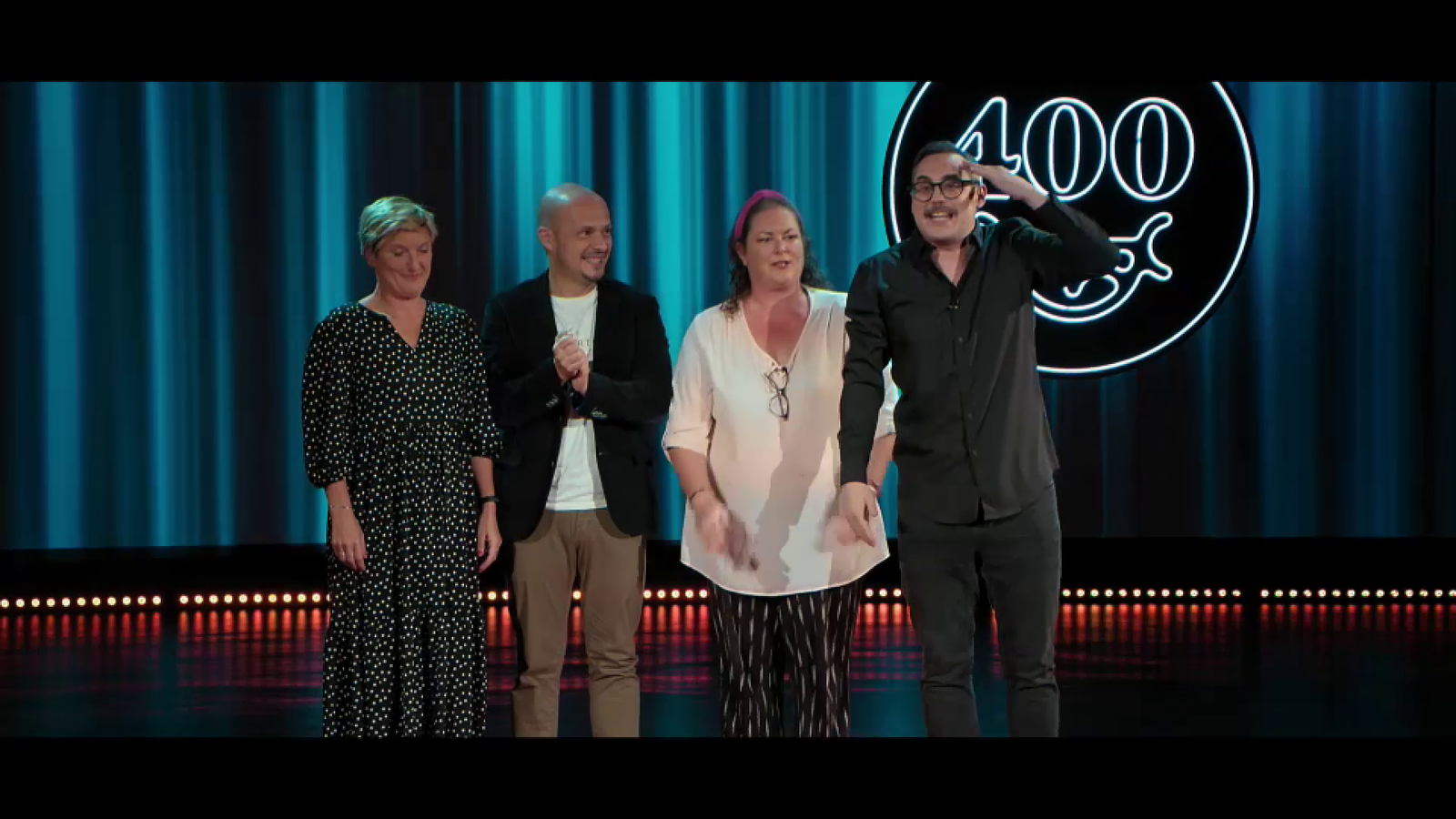 Pere Aznar acompanyat dels monologuistes del capítol