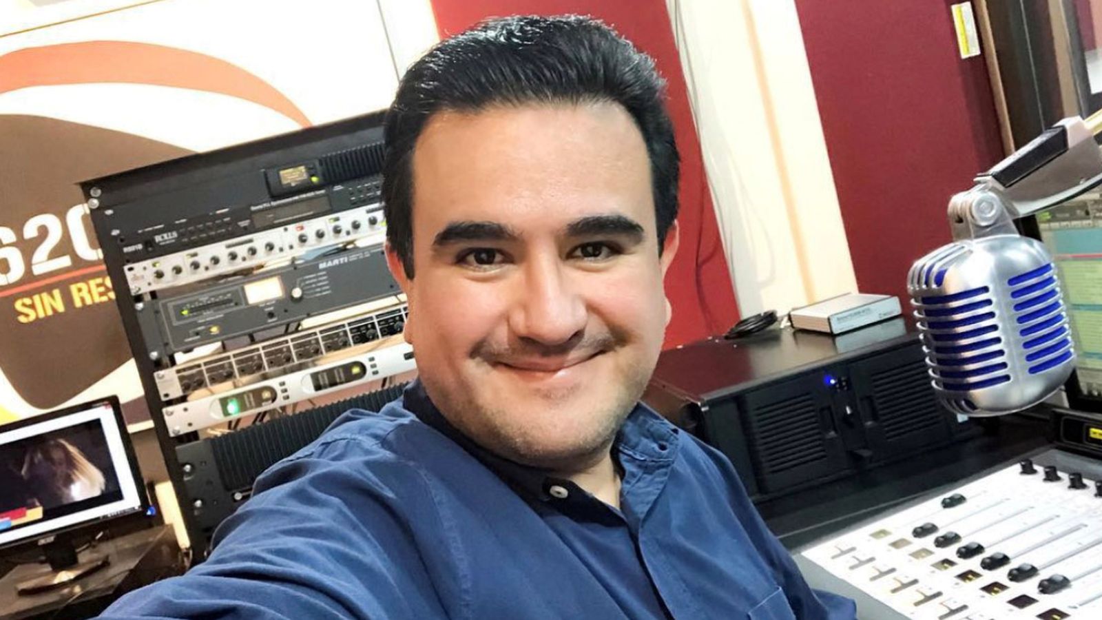 El periodista Juan Carlos Huerta fent-se una autofoto