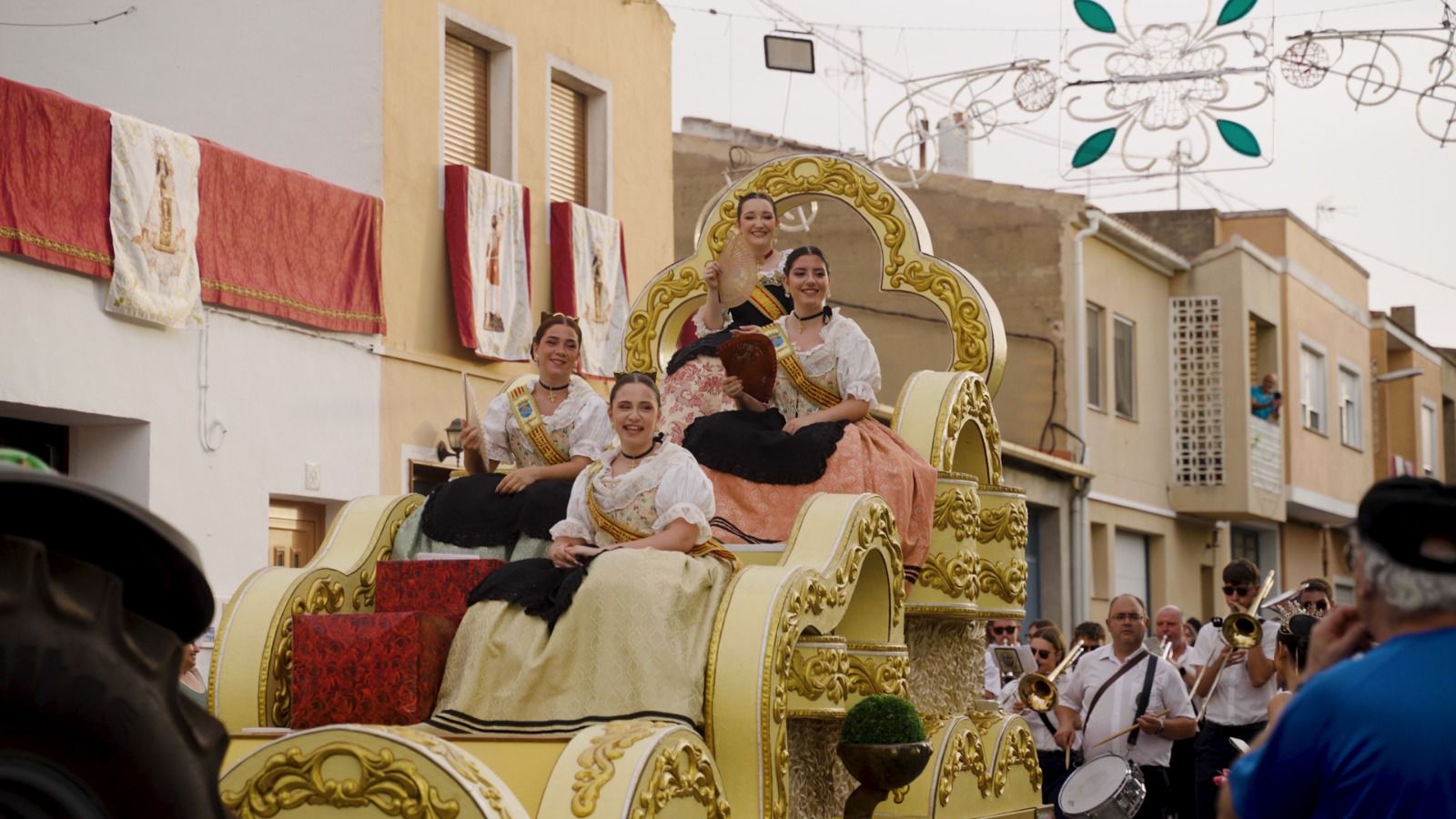 La desfilada de carrosses de la Canyada és una tradició amb més de mig segle d'història