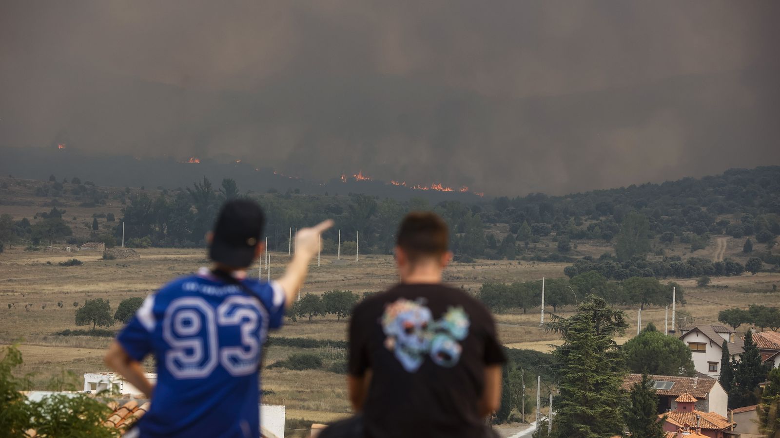 Dues persones observen l'incendi forestal de Begís des del municipi de El Toro
