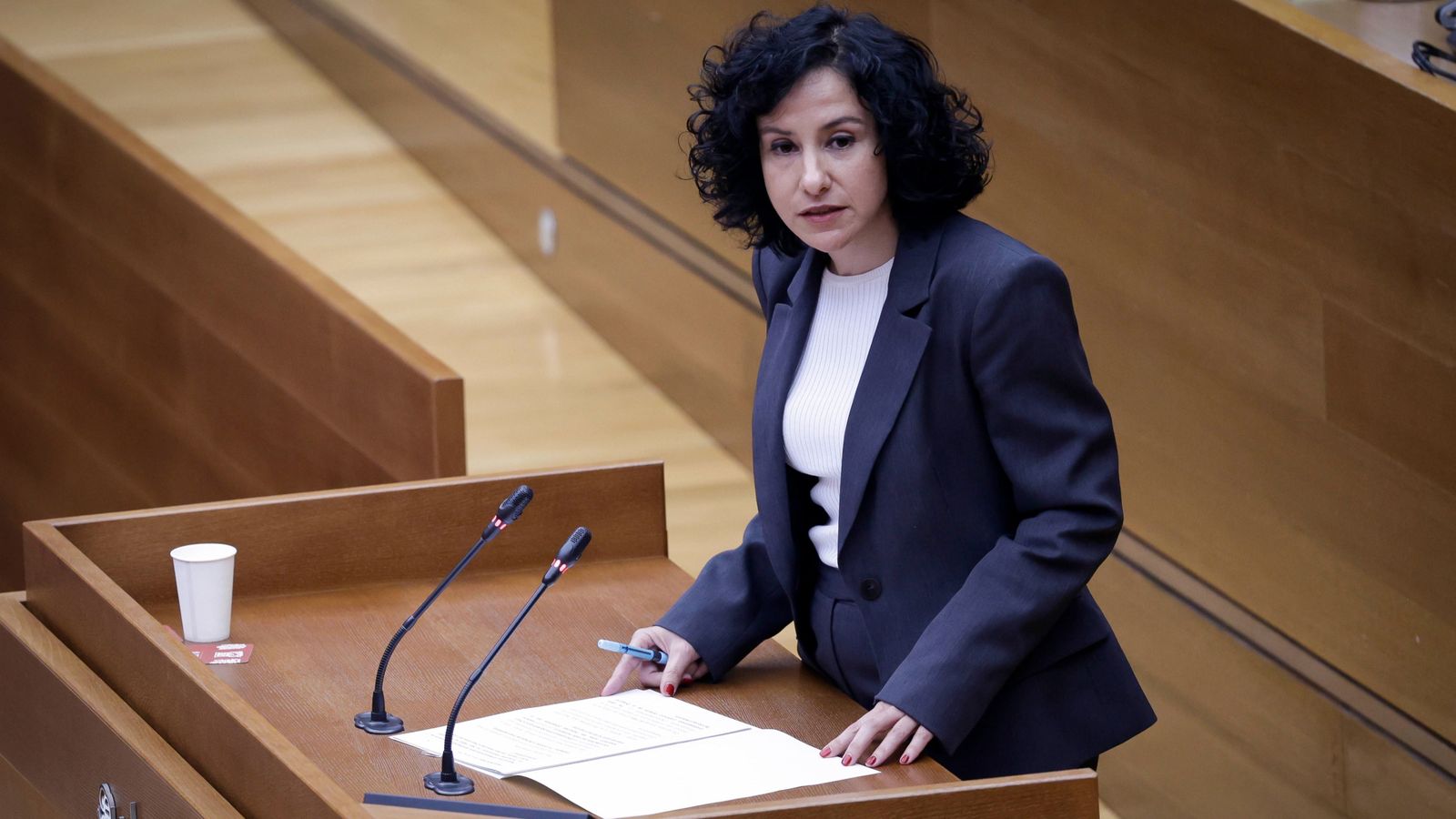 La consellera Elena Albalat, en una imatge d'arxiu, durant una intervenció en Les Corts