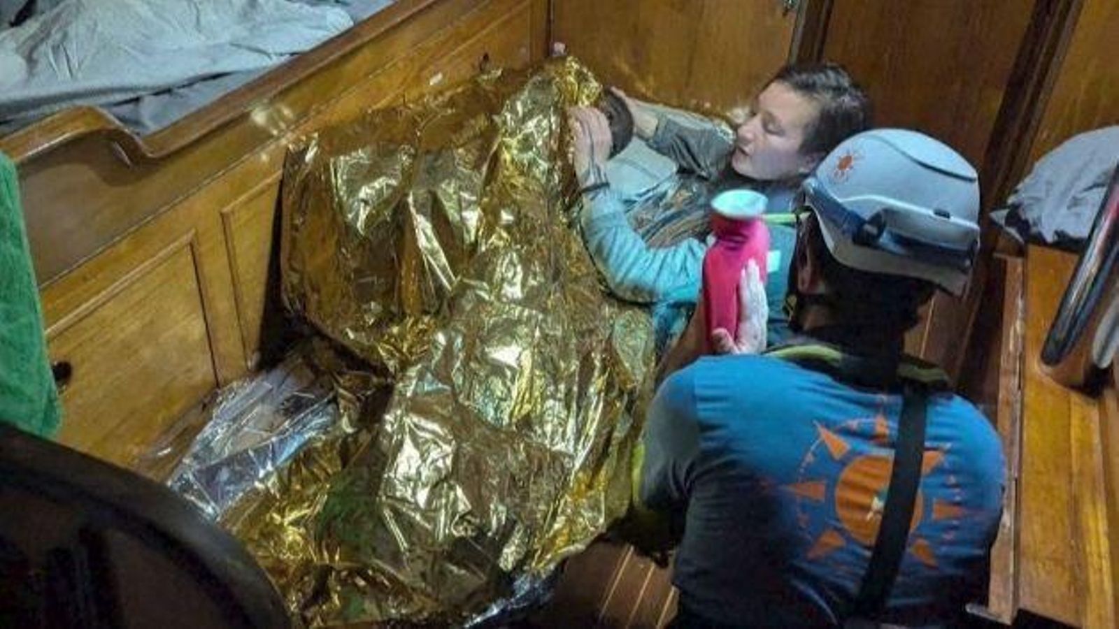 Moment del rescat de Yasmine, la xiqueta d'onze anys que ha sobreviscut a un naufragi