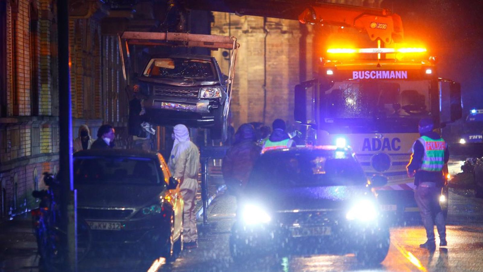 Agents de la policia retiren el vehicle involucrat en l'incident en el centre de la ciutat