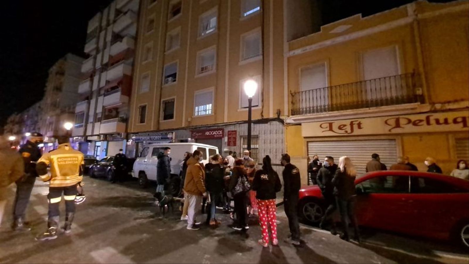 En imatge, les persones desallotjades després de l'incendi, el desembre de 2020