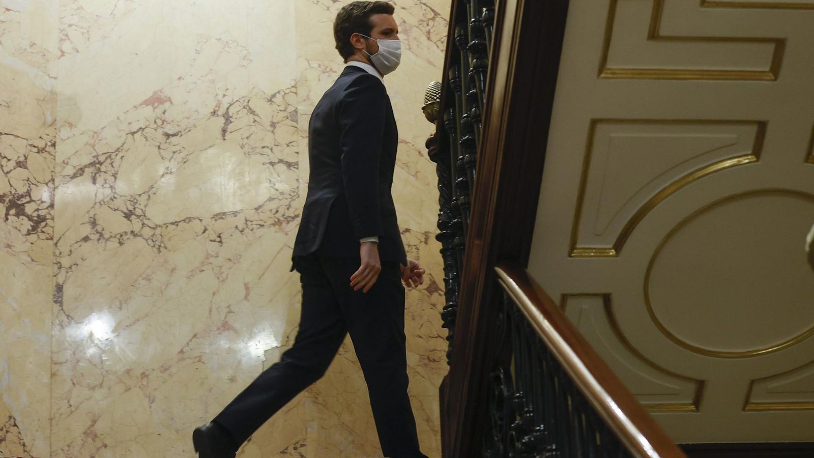 Pablo Casado abandonant l'hemicicle