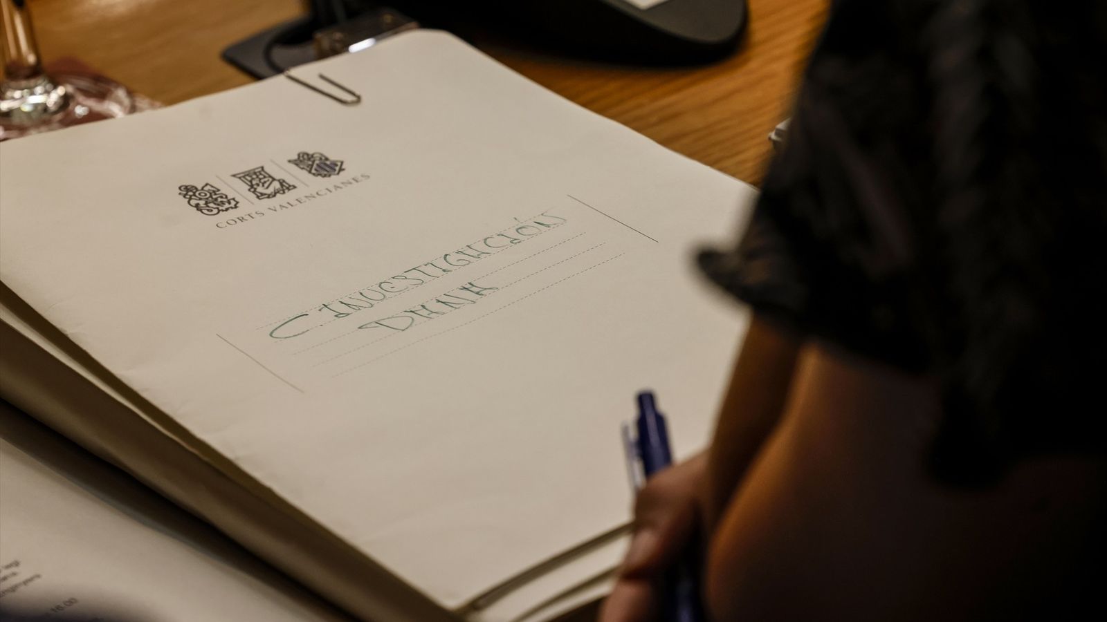Una carpeta amb documentació de la investigació parlamentària sobre la dana a les Corts