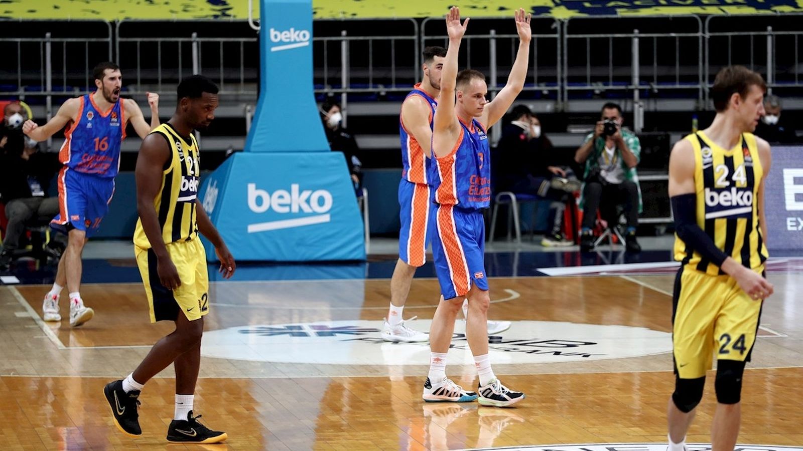 Guillem Vives i Prepelic celebren el triomf