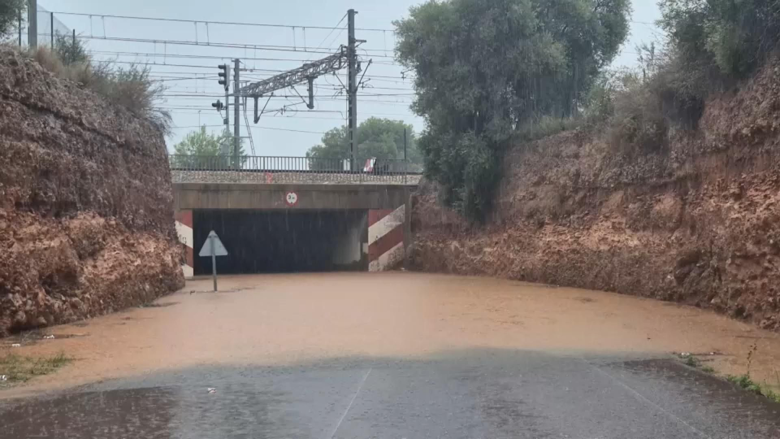 En imatge, un dels passos subterranis inundats a Benicàssim