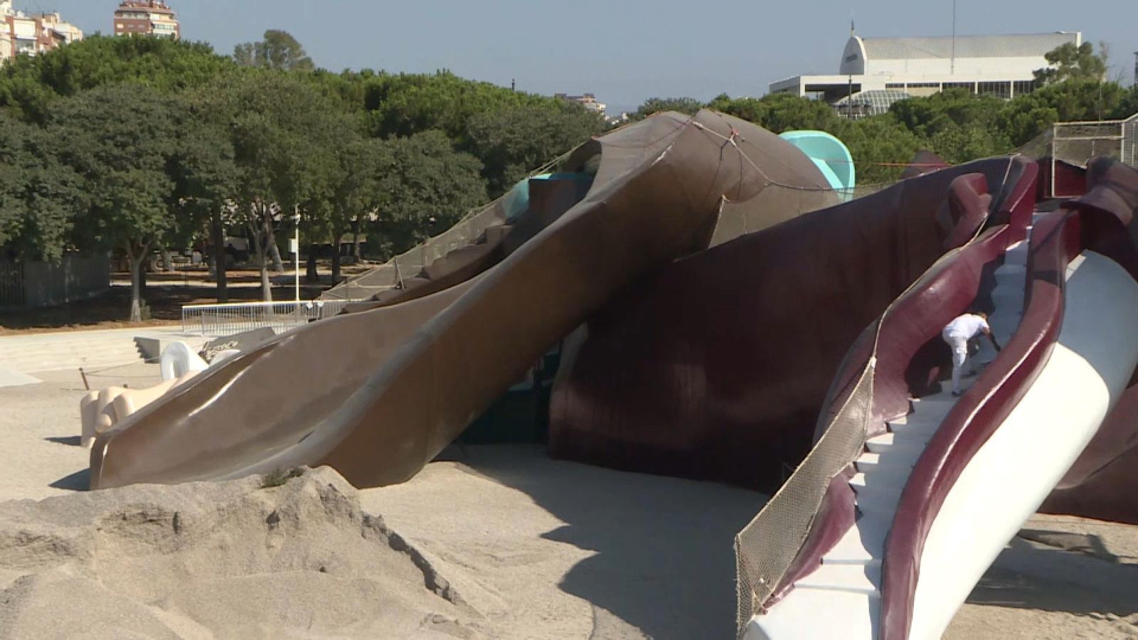 Operaris treballen en el ninot principal del parc Gulliver