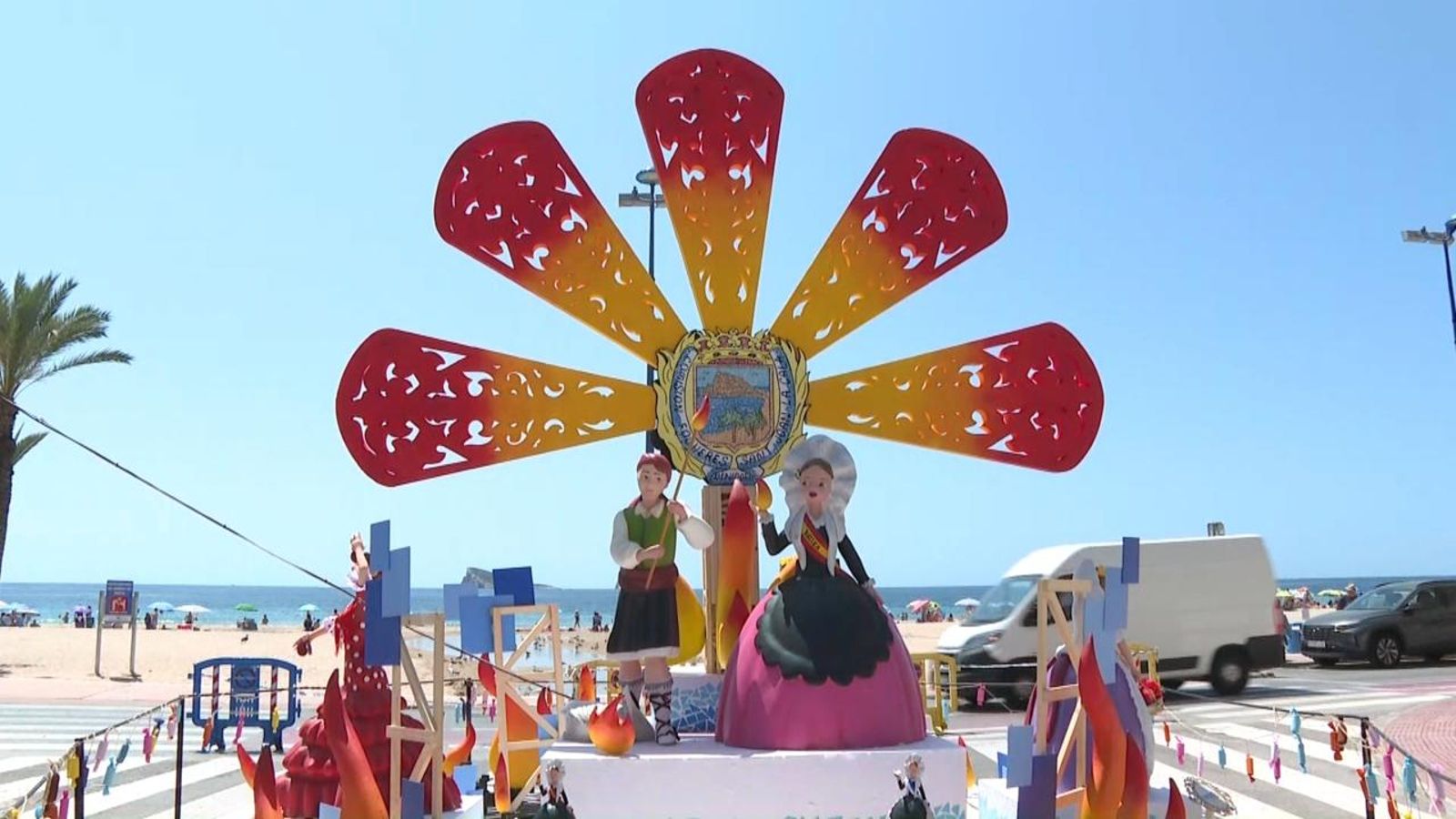 Foguera plantada a la cala de Benidorm