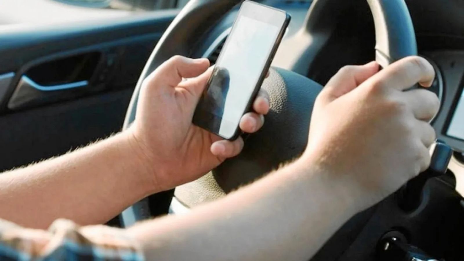 L'ús del telèfon mòbil multiplica per quatre el risc de patir un accident