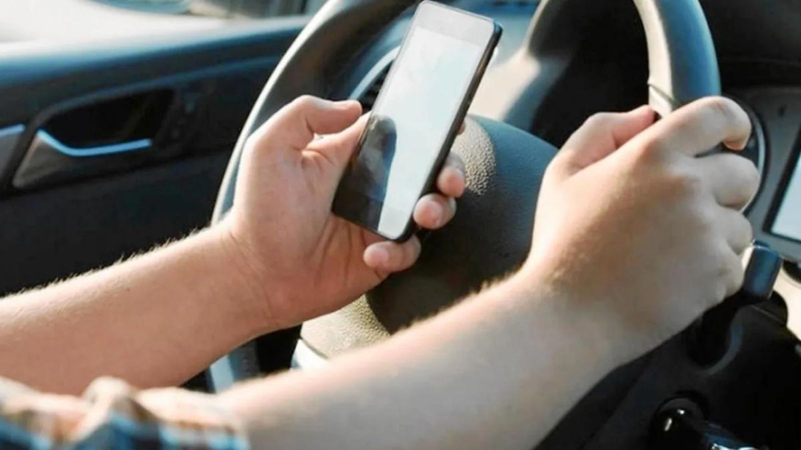 L'ús del telèfon mòbil multiplica per quatre el risc de patir un accident