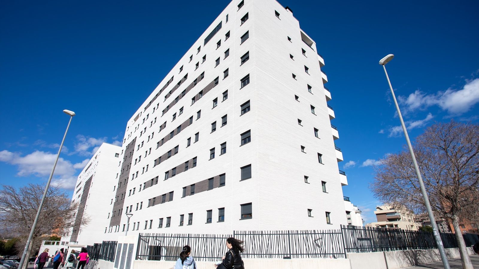 Vista de la façana del residencial Les Naus a la platja de Sant Joan d'Alacant