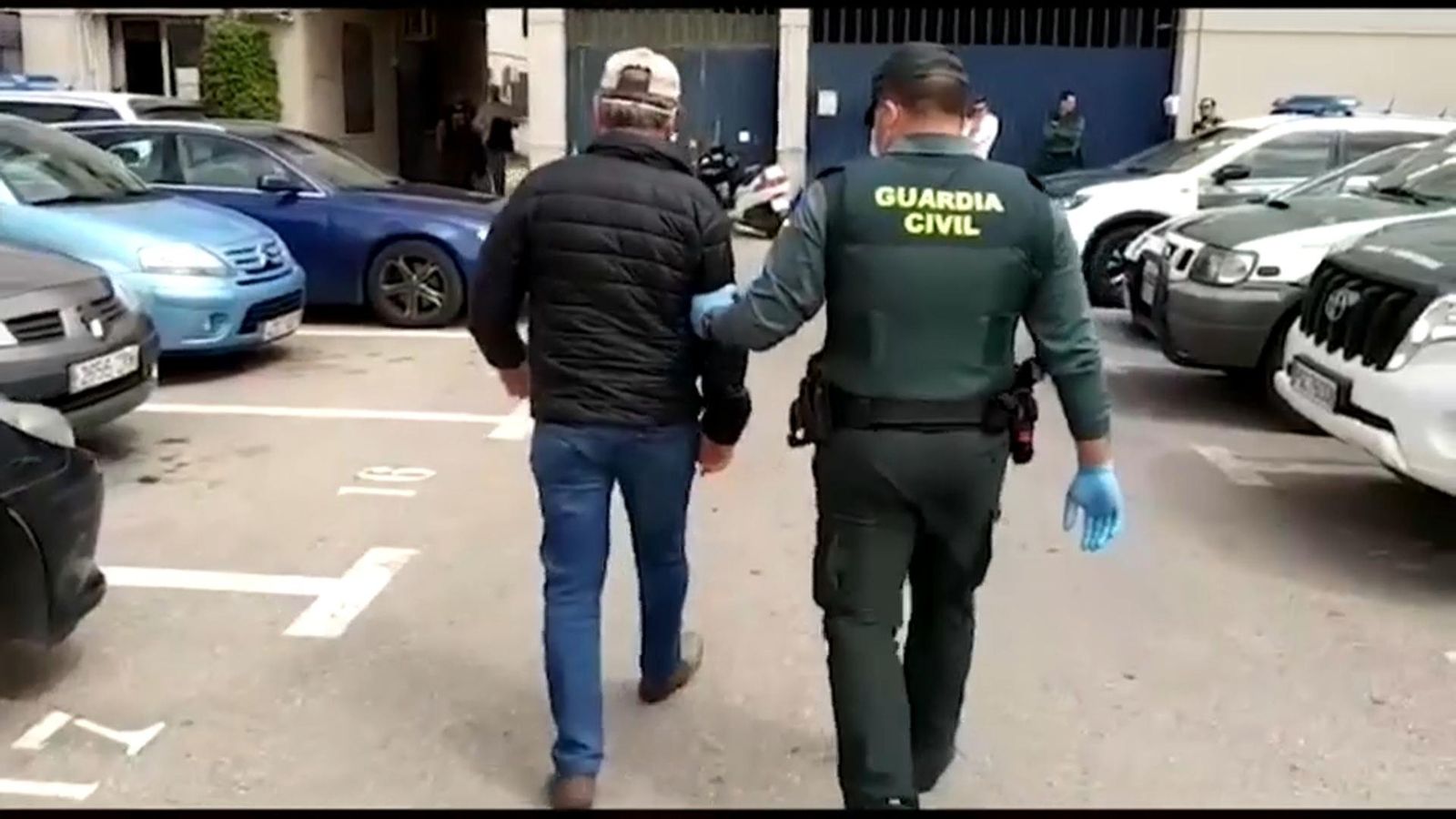 Detingut per gravar-se dient que "4.000 madrilenys" expandeixen el virus per Torrevella