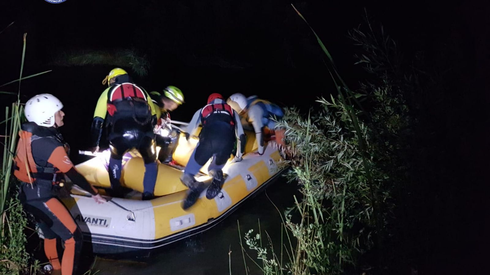 Imatge del moment en què els equips de salvament van entrar al riu