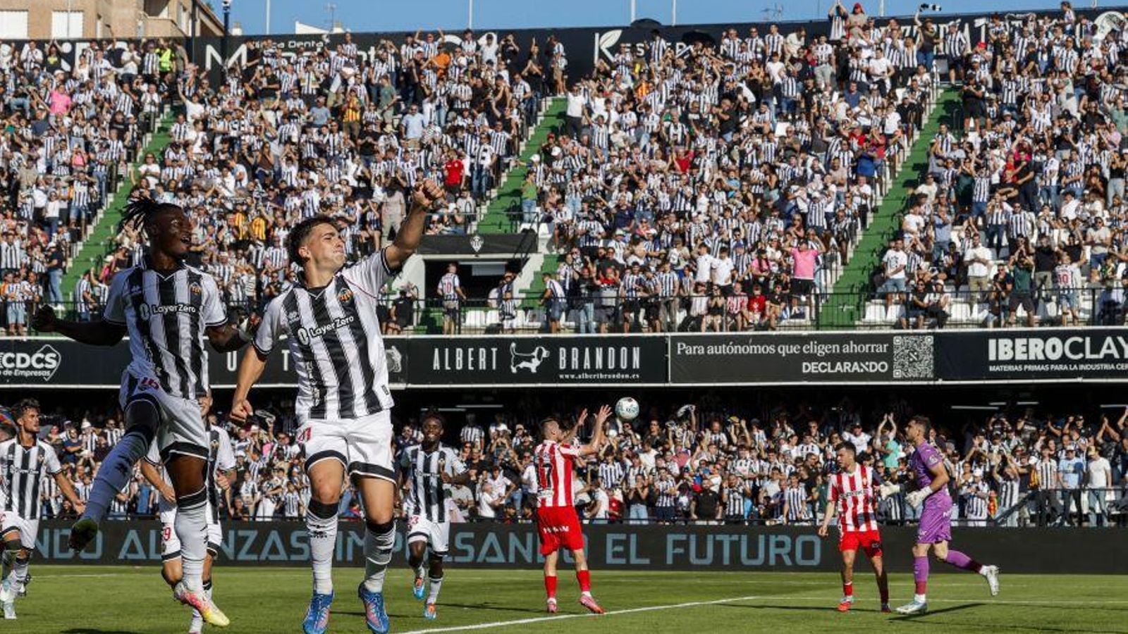 Castàlia celebra el gol de 'Cala' Castàlia celebra el gol de 'Cala'