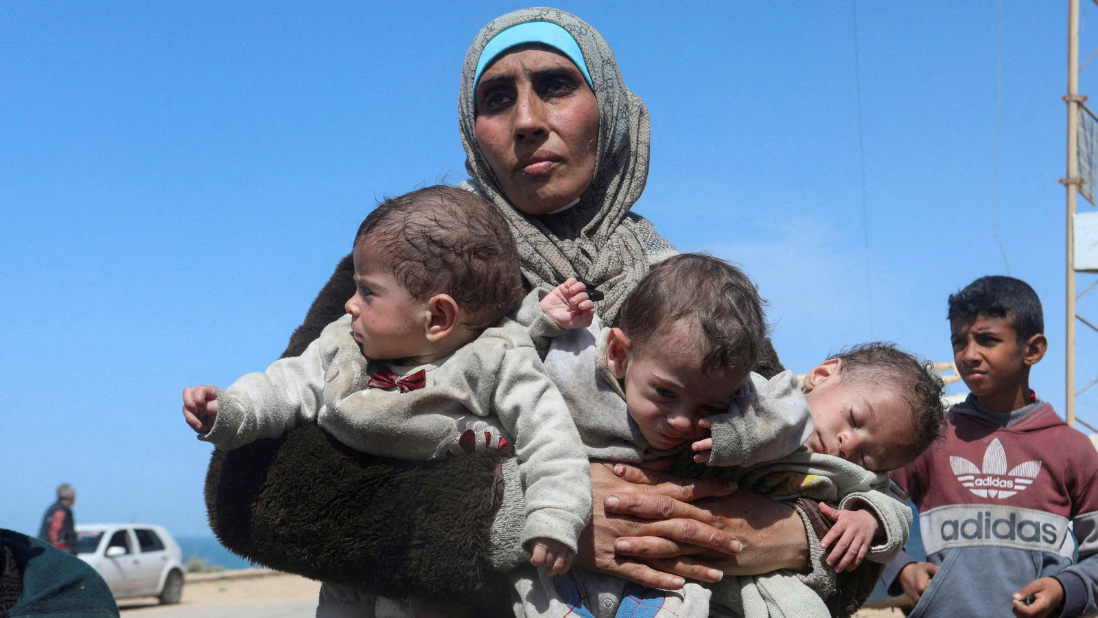 Una mare palestina, d'una bessonada de tres, captada en busca de recer després de la destrucció de l'Hospital Al Sifa