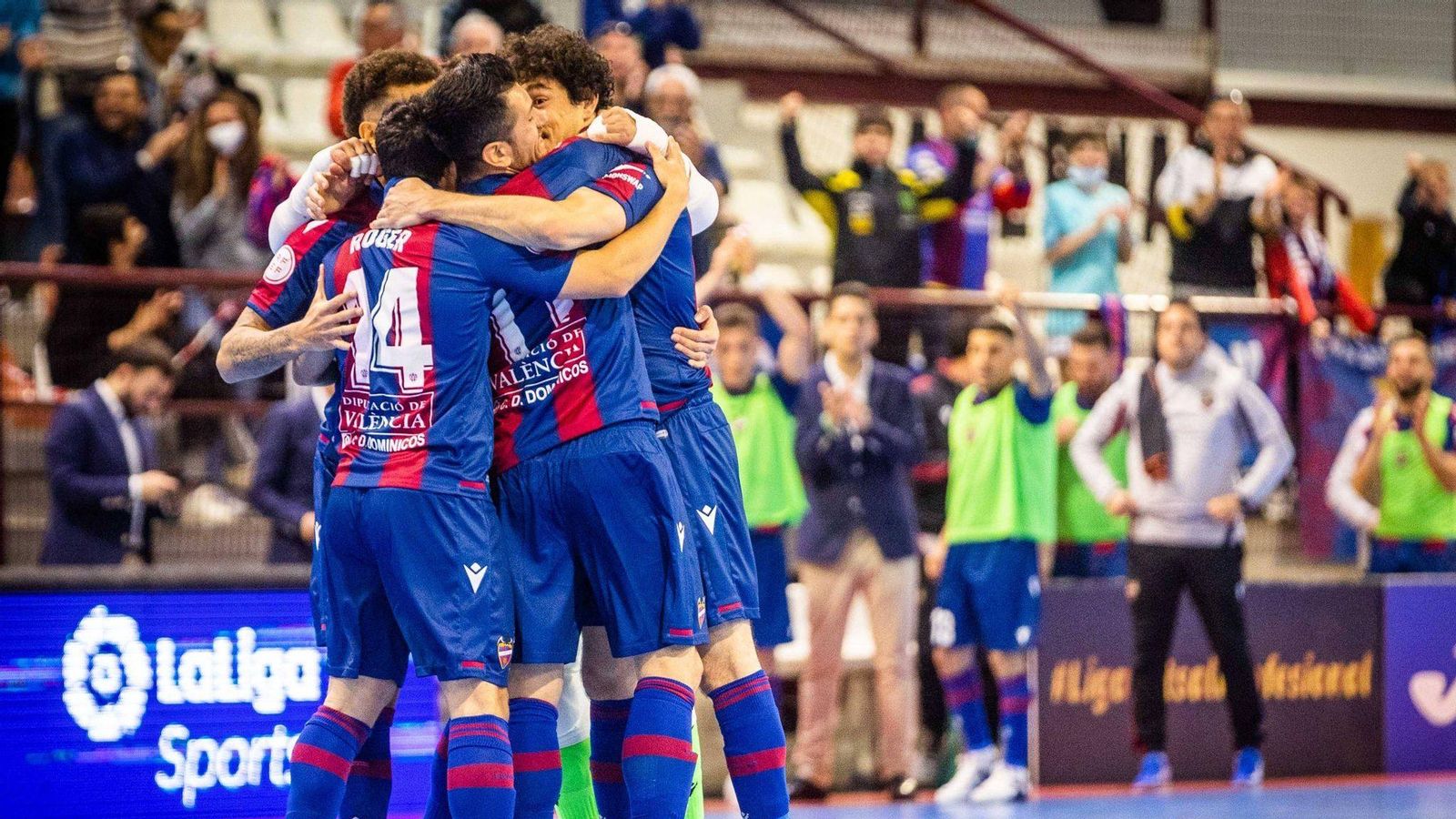 Els jugadors del Llevant celebren un gol