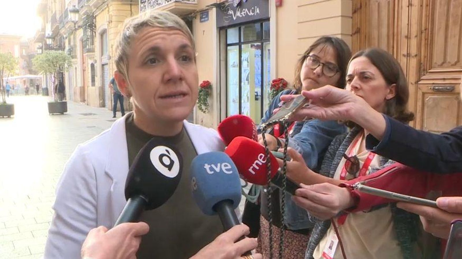 Papi Robles, síndica de Compromís, davant els micròfons dels mitjans de comunicació aquest dimecres