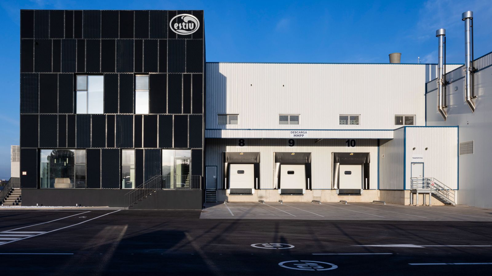 Molls de càrrega de la planta que té Helados Estiu en Cheste