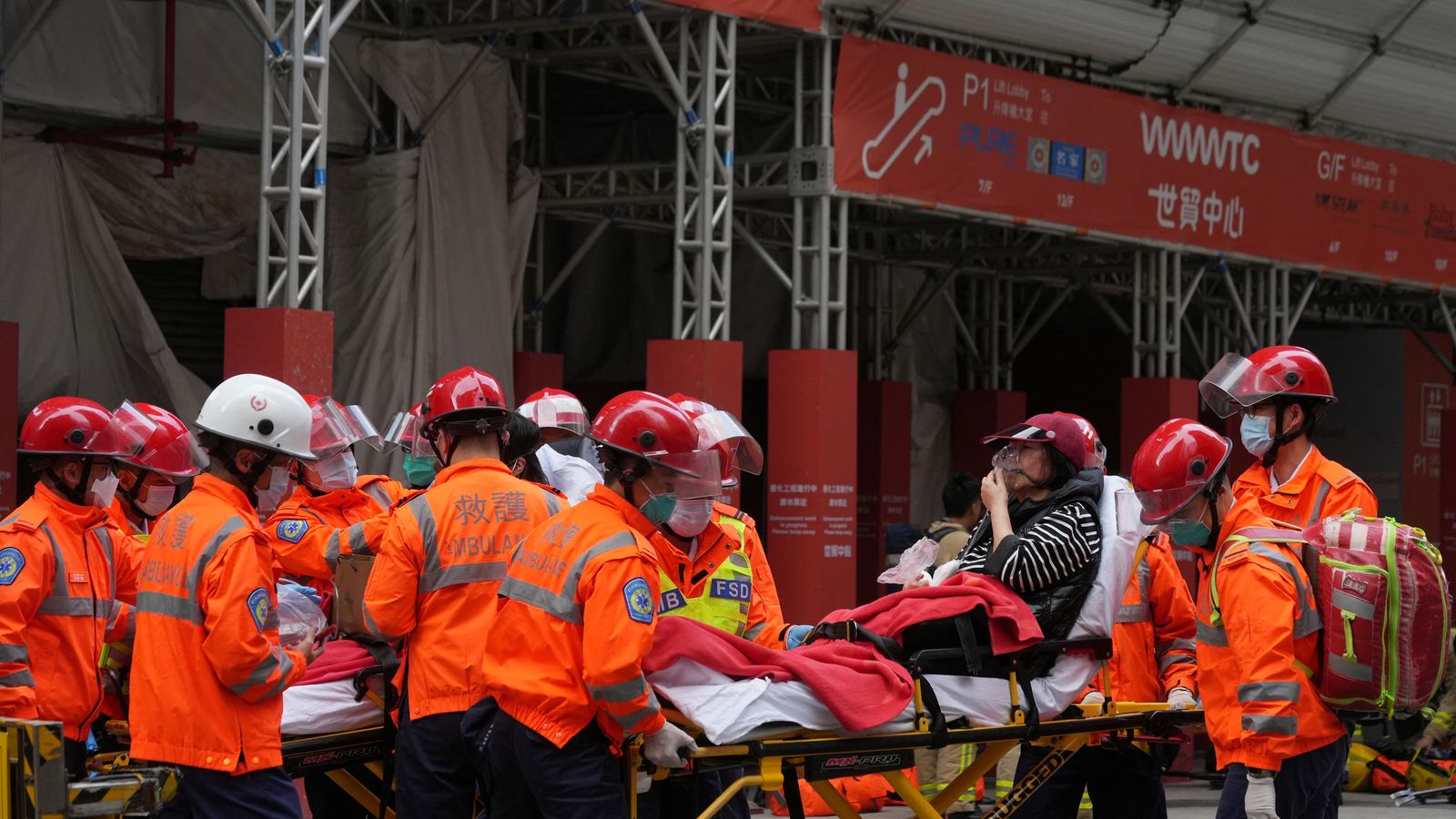Els bombers atenen a una de les víctimes al World Trade Center de Hong Kong
