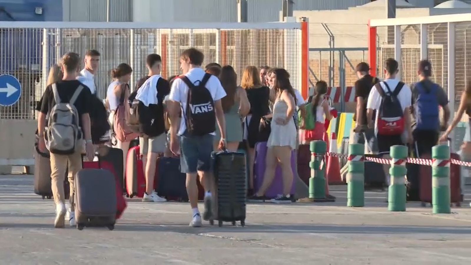 Un grup de joves puja al ferri per començar el seu viatge de final de curs