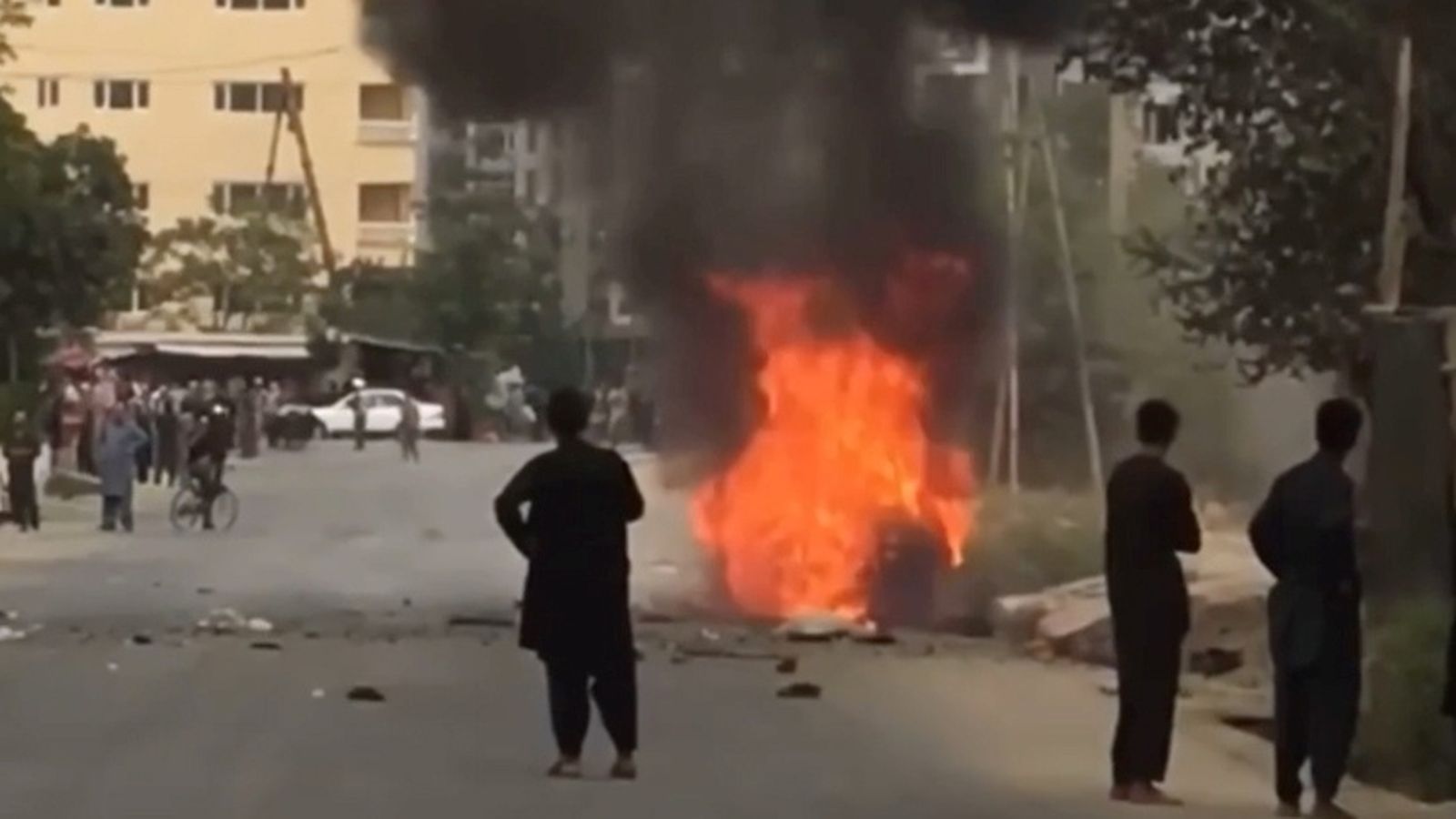 Automòbils en flames des d'on s'han disparat coets cap a l'aeroport internacional de Kabul, l'Afganistan.