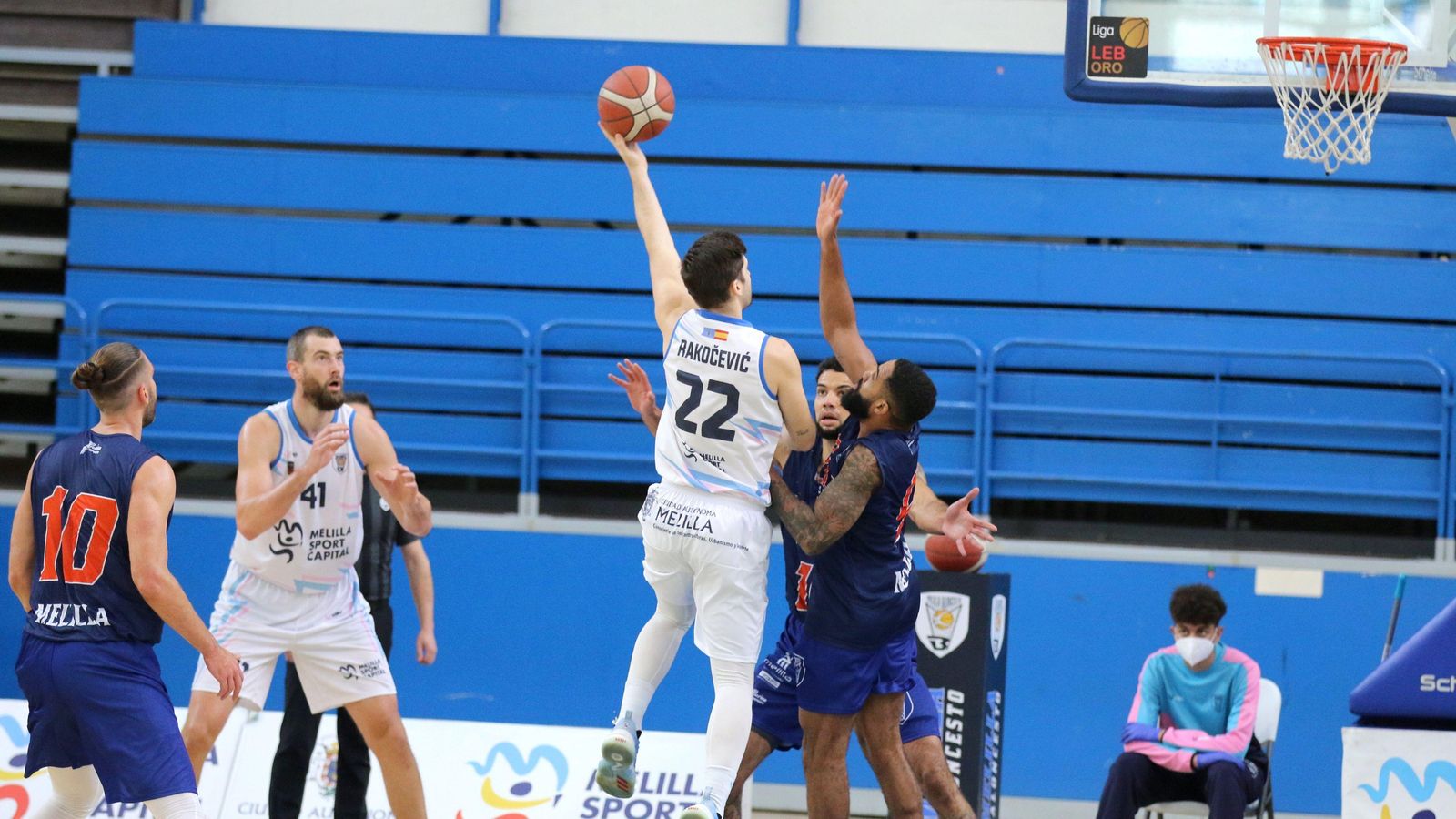 Rakocevic intenta una cistella