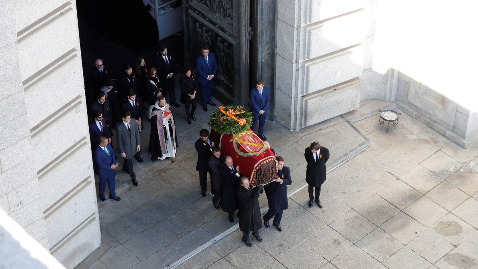 Familiars de Francisco Franco transporten el fèretre del dictador