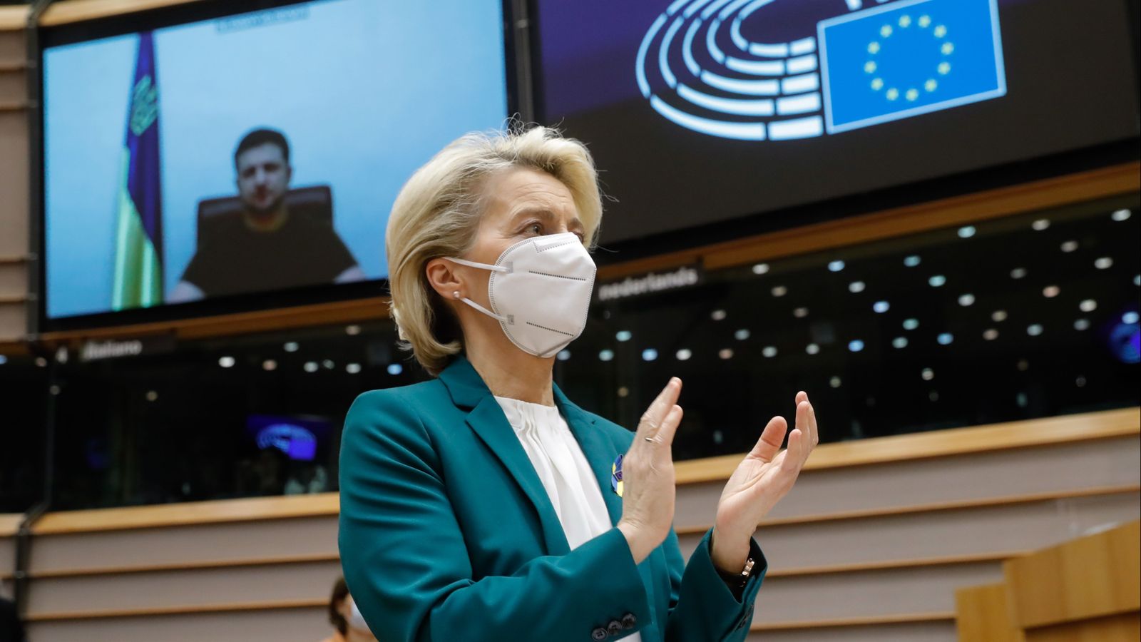 La presidenta de la Comissió Europea, Ursula von der Leyen, durant la intervenció de Zelenski