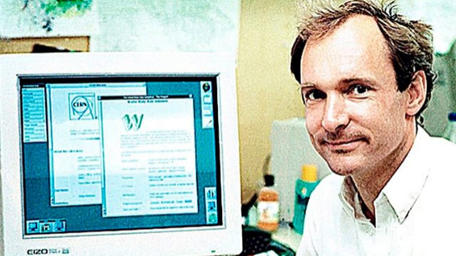 El físic Tim Berners-Lee en la dècada dels 80 amb l'esbós de la proposta de World Wide Web que va presentar al CERN.