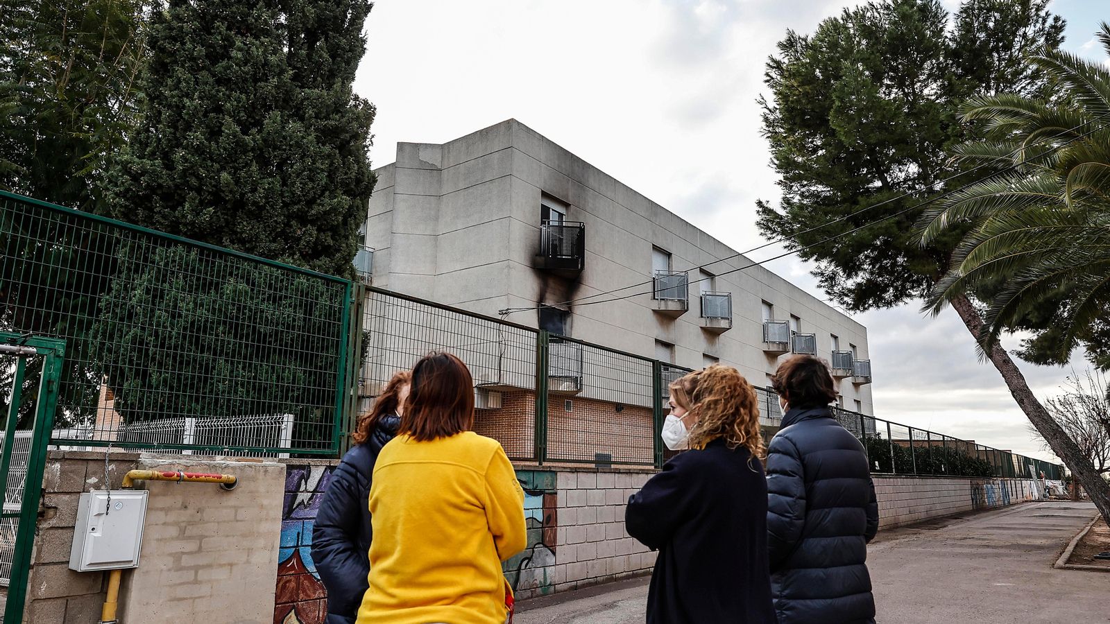 Els bombers a l'interior de la residència de Montcada