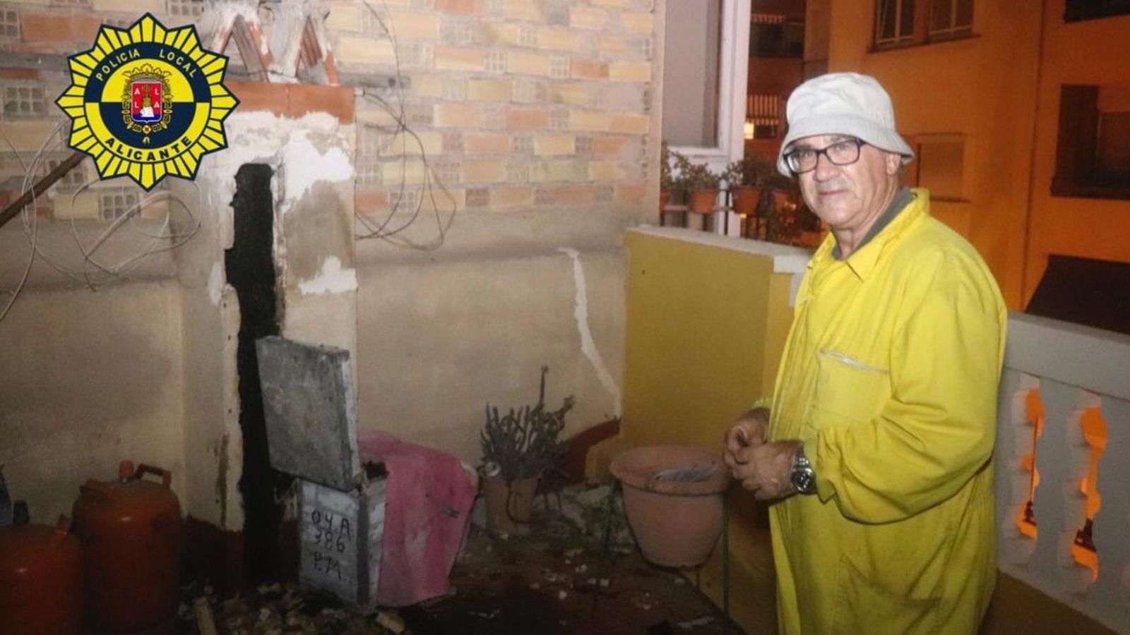 Retiren un eixam amb més de 50.000 abelles d’una xemeneia al centre d\'Alacant