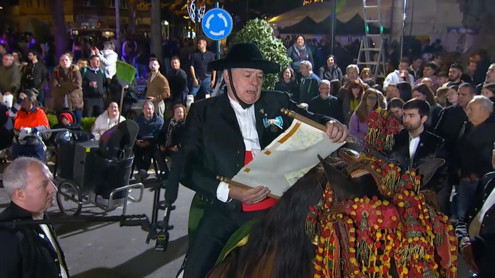 El pregoner Vicent Marzà Miralles recita els versos de Bernat Artolà