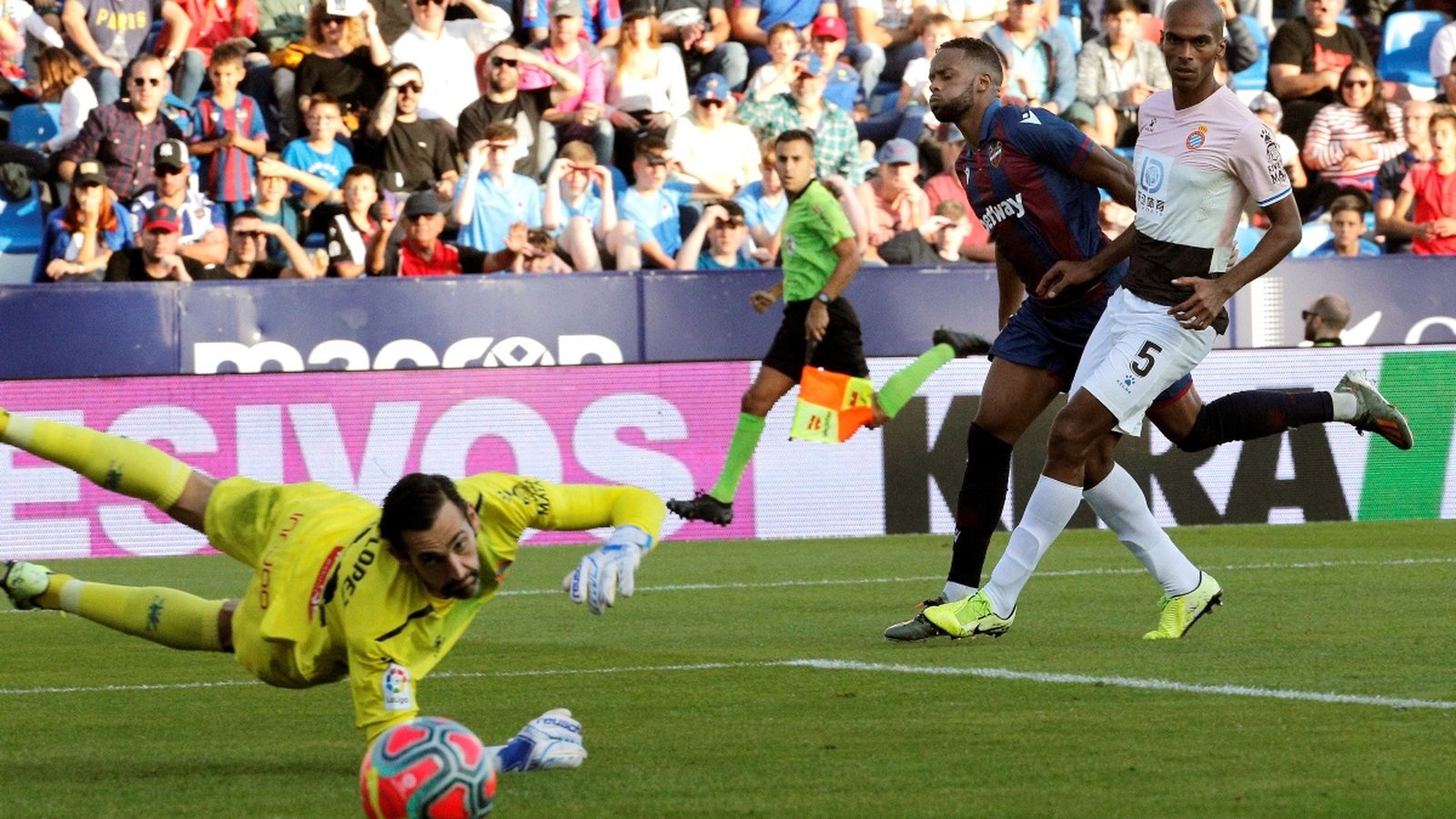 El jugador del Llevant, Hernani, en una de les ocasions més clares per als granotes. EFE