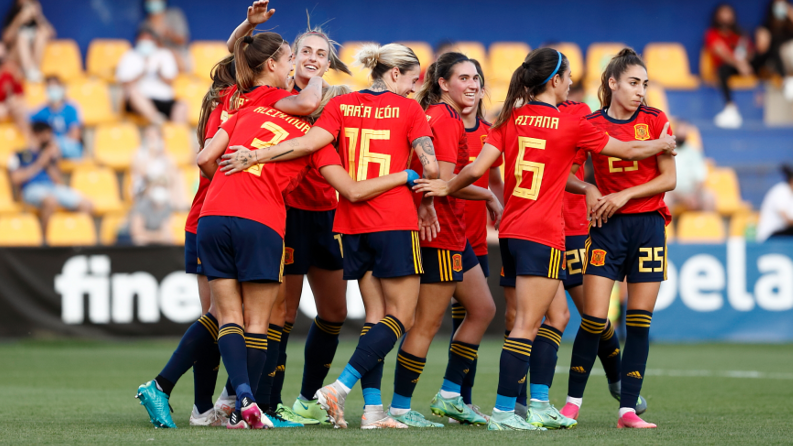 Les jugadores de la selecció celebren un gol