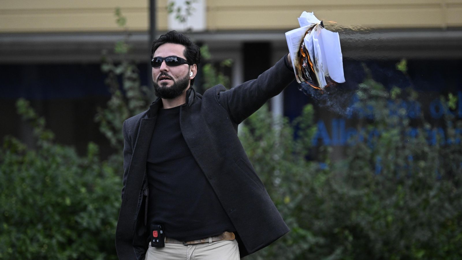 L'activista antiislamista, Salwan Momika crema l'Alcorà en Malmo, sud de Suècia, el 30 de setembre de 2023
