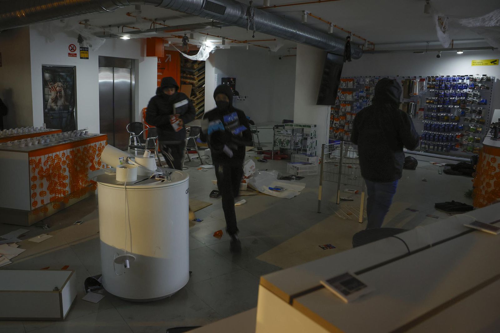 Imatge d'un dels saquejos dels comerços per la protesta de joves 