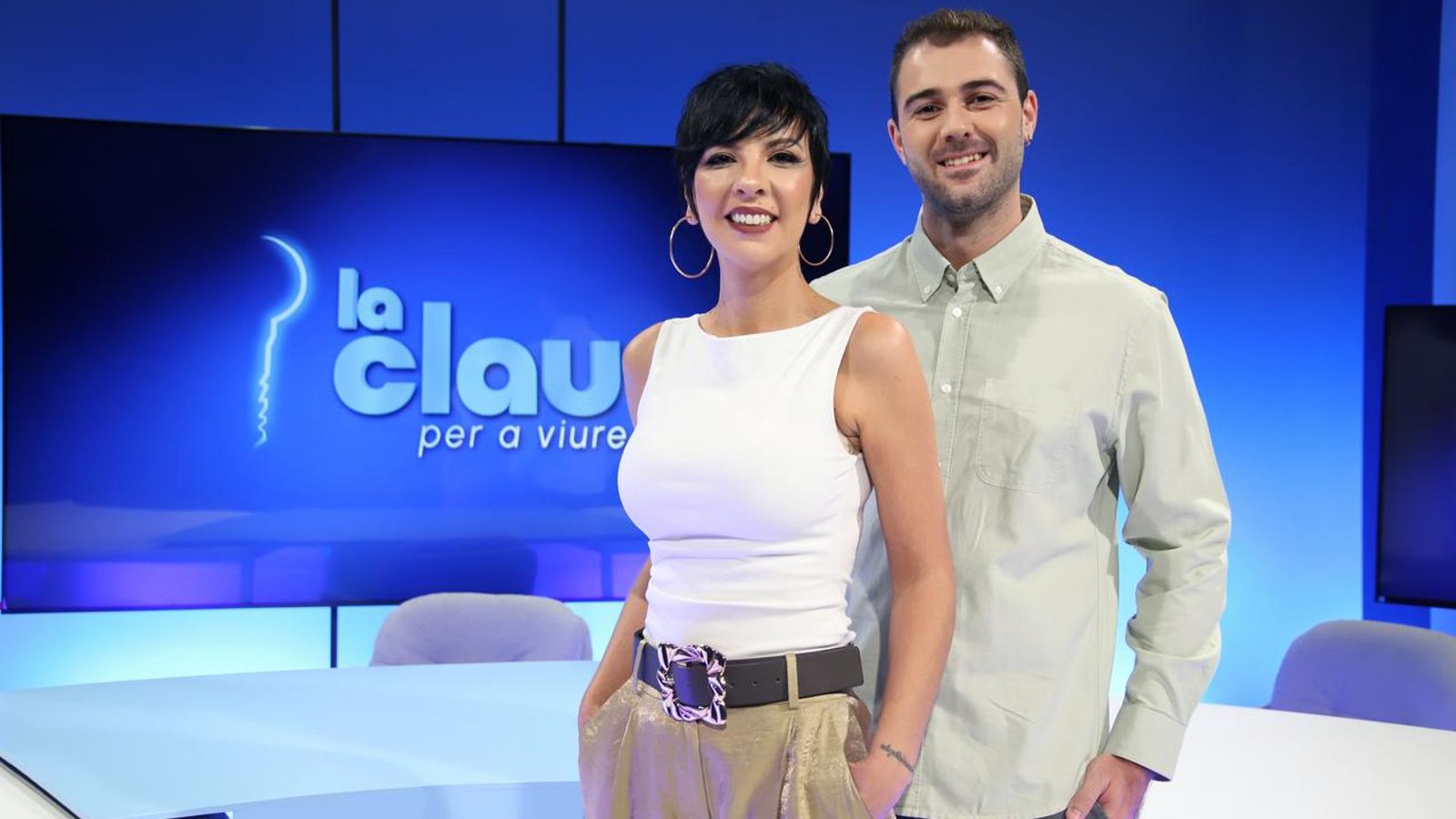 La presentadora Maria Domínguez i el reporter Joan Milian posen sobre la taula el problema de la vivienda en el nou programa d'À Punt 'La Clau per a viure'