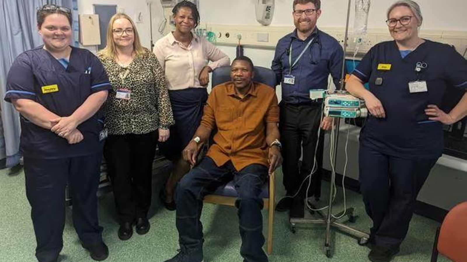 Elliot Phebve, en el centre i amb camisa marró, després d'haver rebut la vacuna