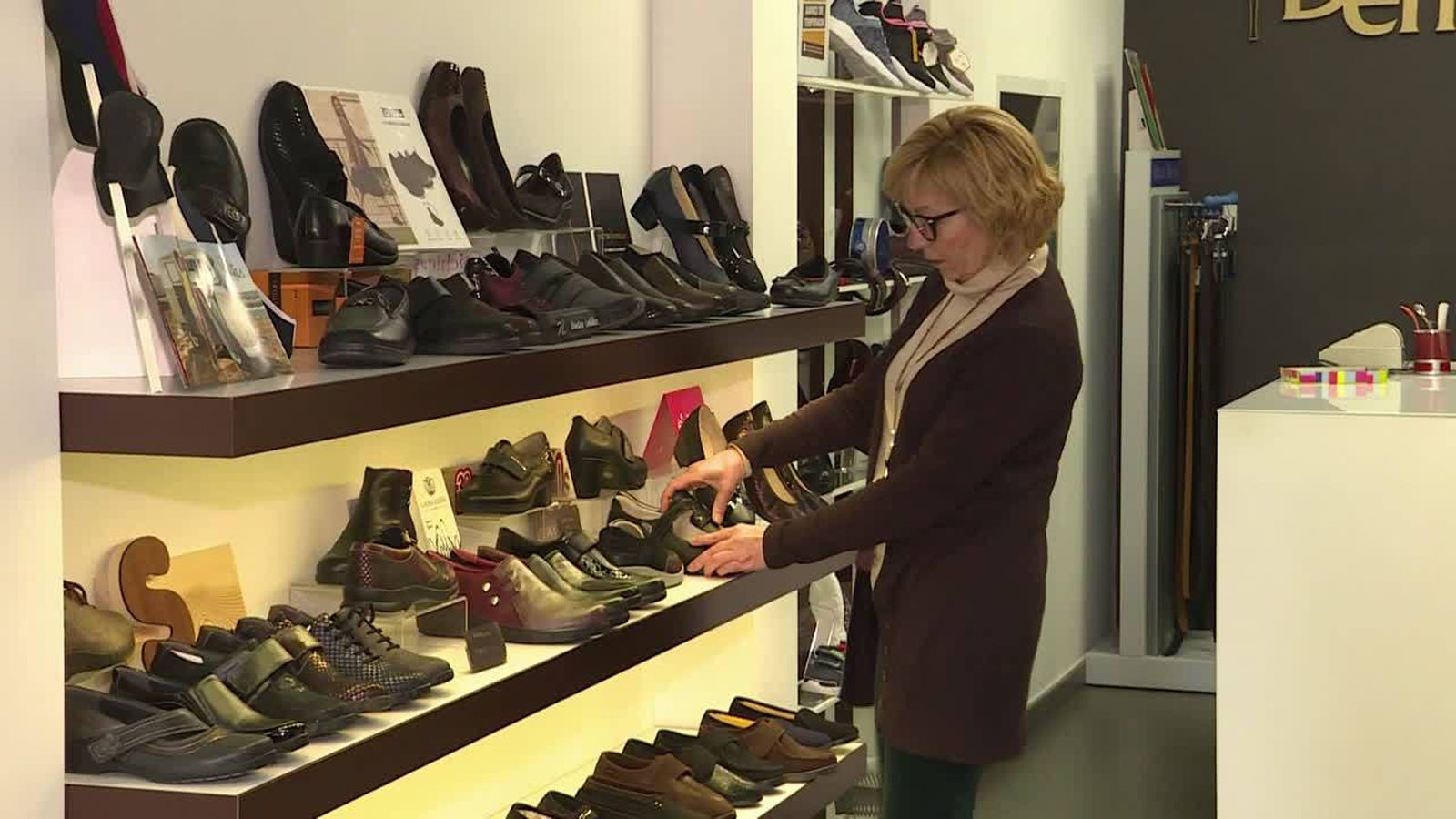 Foto de portada: El xicotet comerç inicia les rebaixes