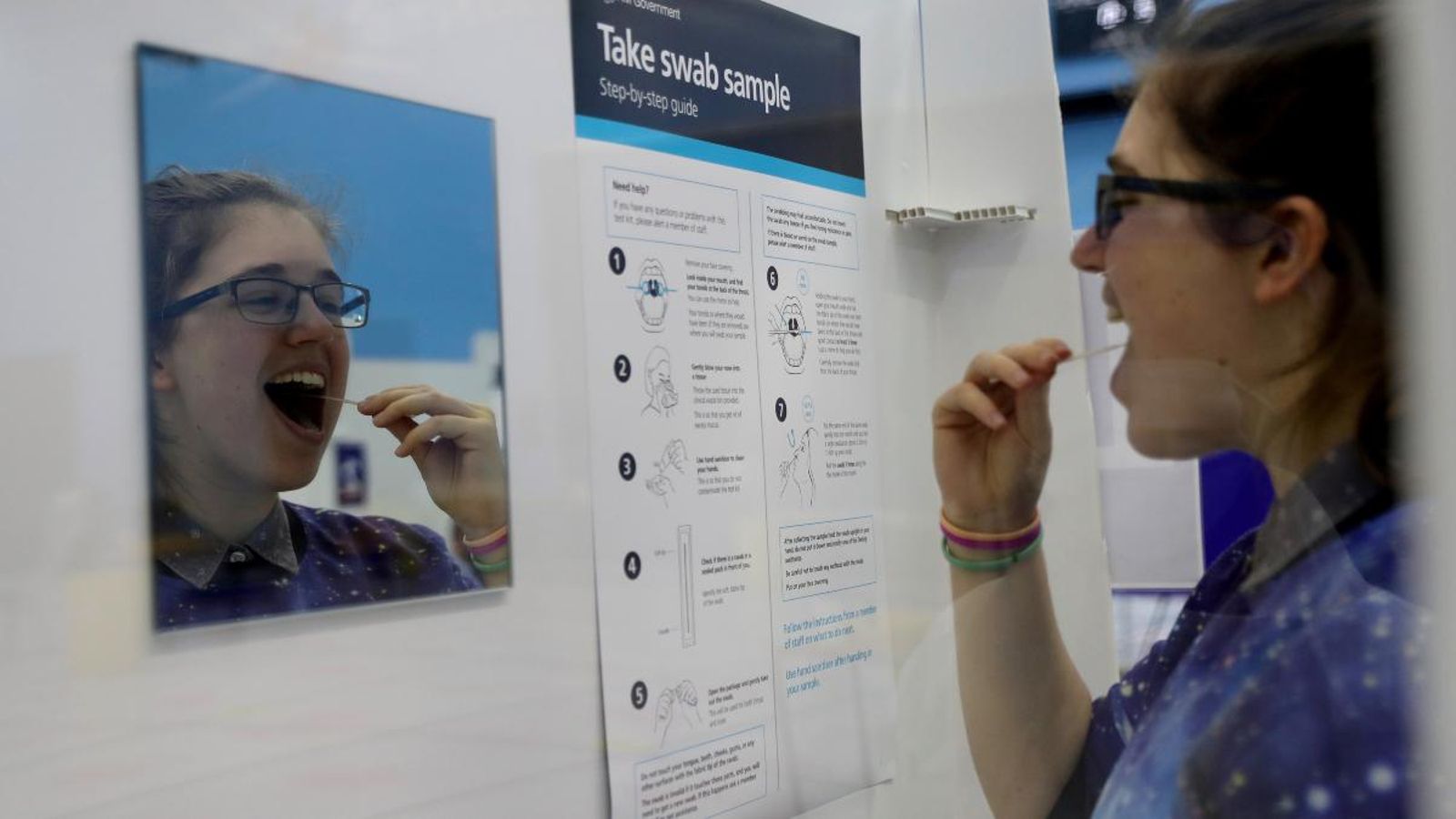 Una xica es fa un test d'antígens al Regne Unit