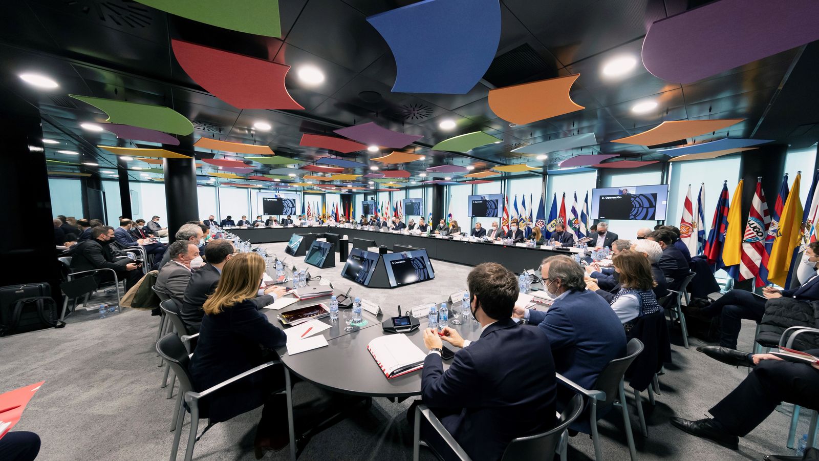 Representants de LaLiga i dels 42 equips que la componen, durant l'assemblea d'aquest divendres