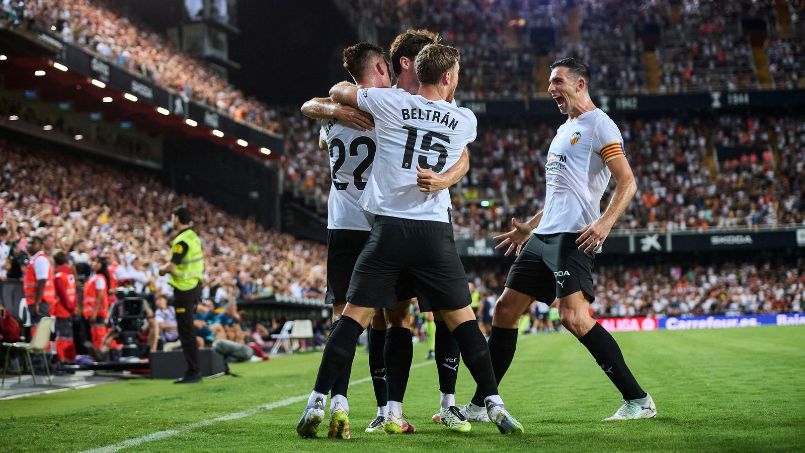 Els jugadors del València celebren un gol a Mestalla