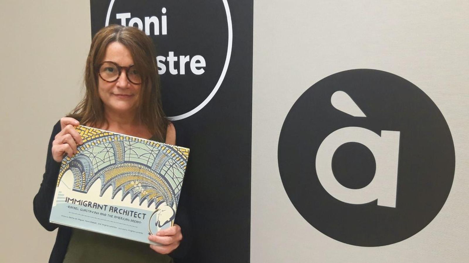 La il·lustradora Virginia Lorente i el seu llibre sobre Rafael Guastavino