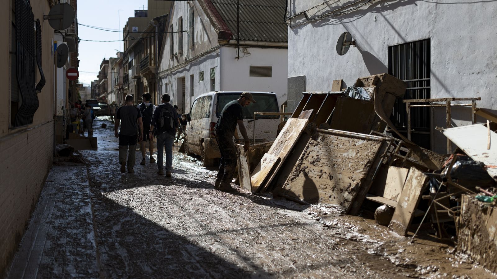 Voluntaris retiren aigua i fang el 2 de novembre de 2024